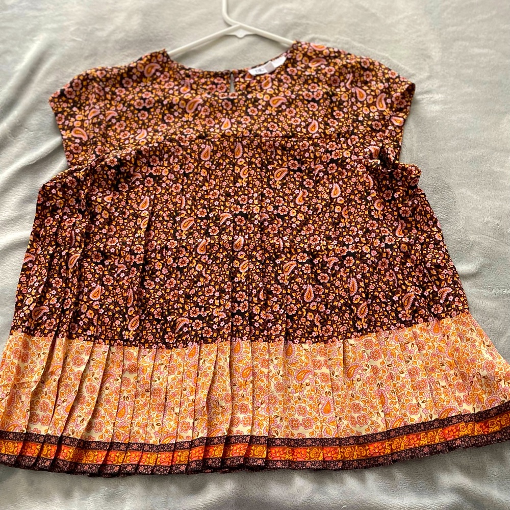 Gorgeous DR2 pleated top size M NWOT